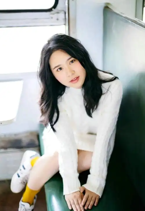 纯真美女白色毛衣温暖笑容清香四溢写真图片