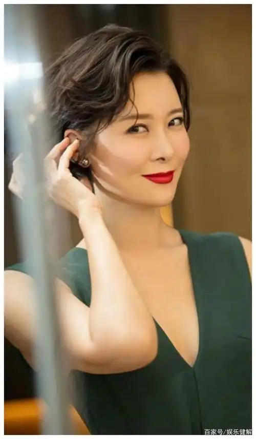 当主持人8年,合作陆毅走红,47岁还单身柯蓝为何如此"佛系"?