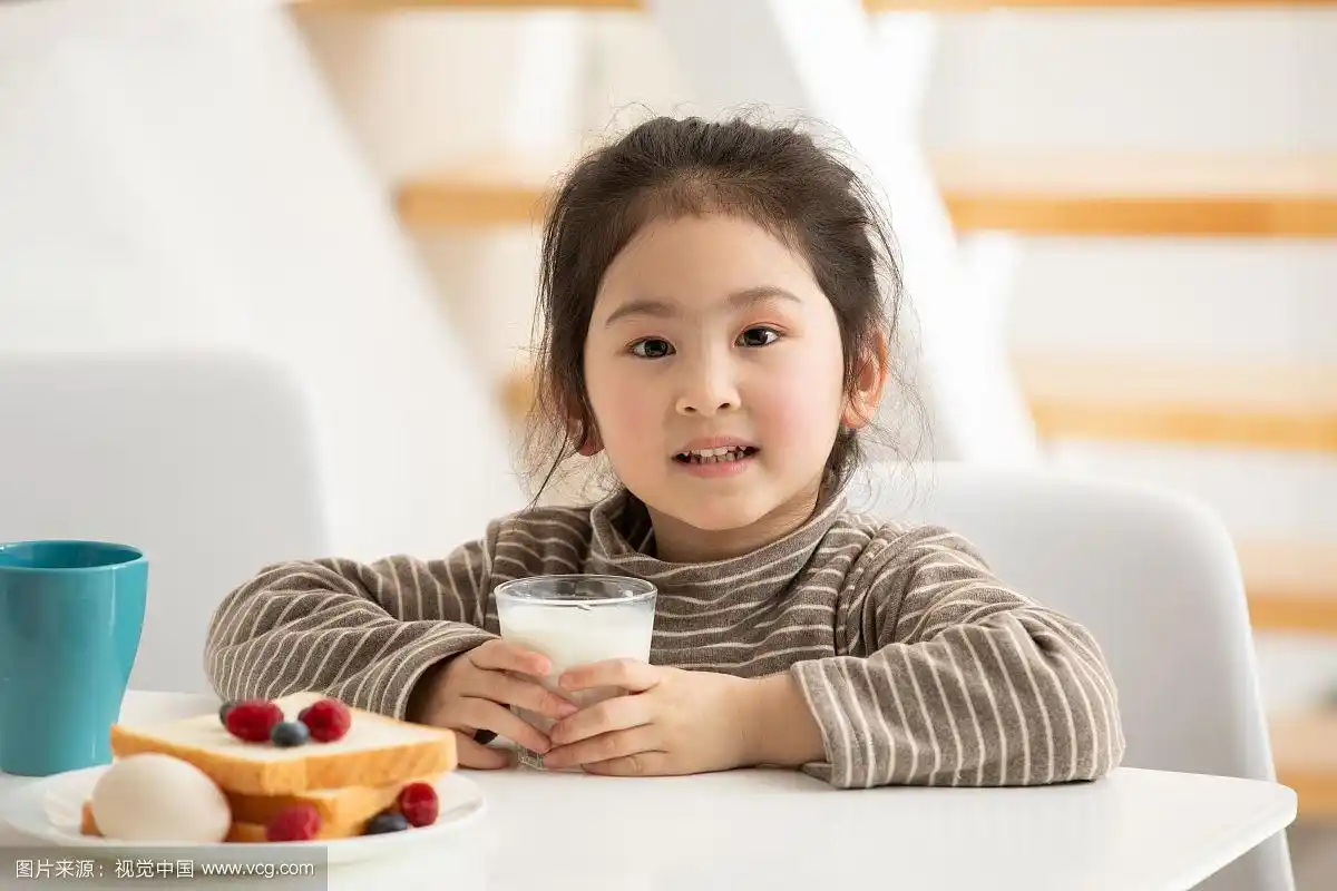 喝牛奶的小女孩