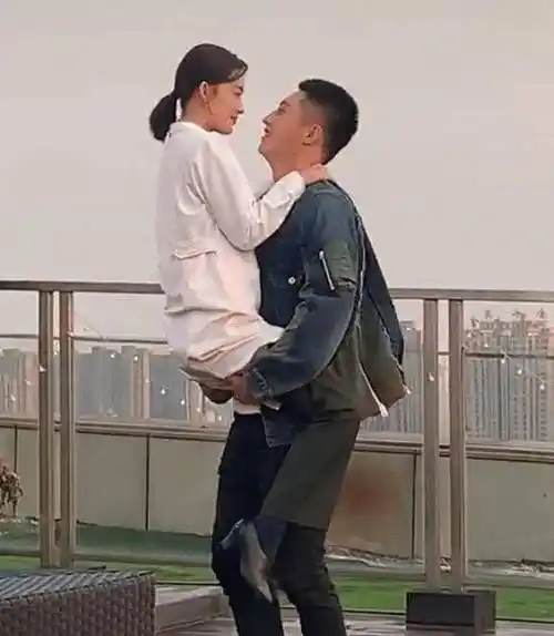 原创黄景瑜抱着李沁空中转圈圈导演才刚喊停李沁就秒变脸的模样亮了