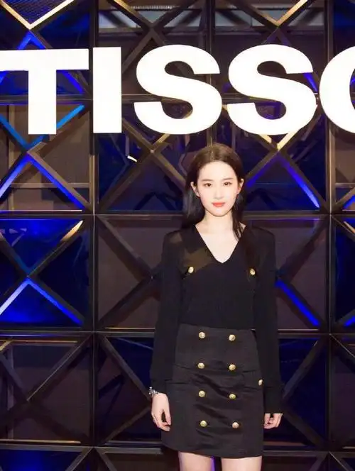 刘亦菲最新时尚大片白色西装套装又美又飒搭银色腕表高级显贵