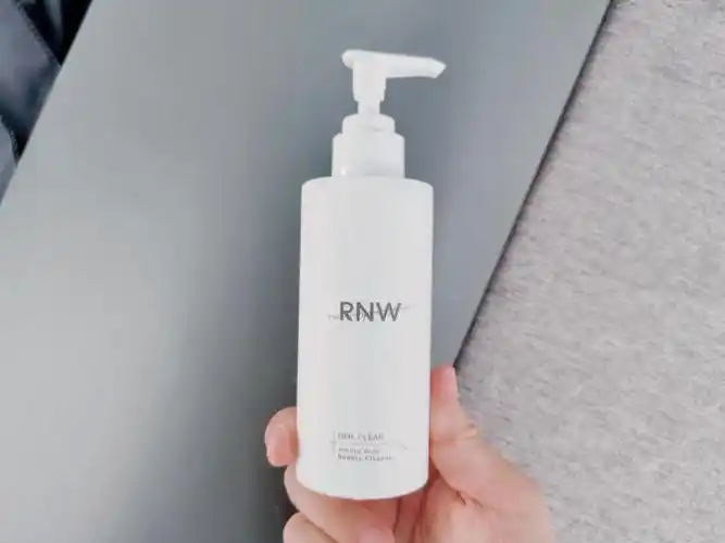 又是一个男女通吃的洗面奶,牌子呢大家都听过,这款是它家氨基酸洁面