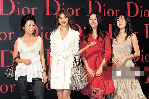 林志玲为什么合照颜值能赢李嘉欣,她五官其实不如.