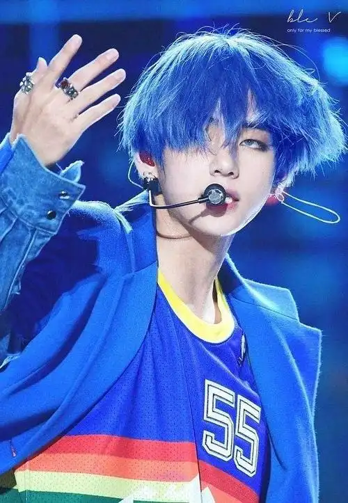 回应: 金泰亨头发染成蓝色 上韩国趋势1位 微博热.