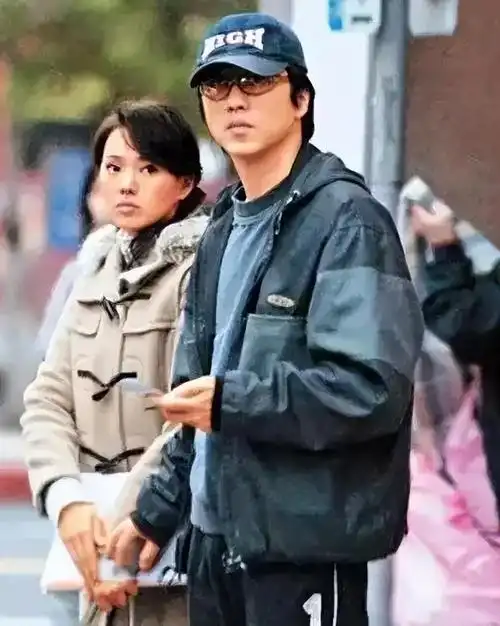 秦昊老婆跑韩国打水光针56岁伊能静满脸针眼感慨真的很痛