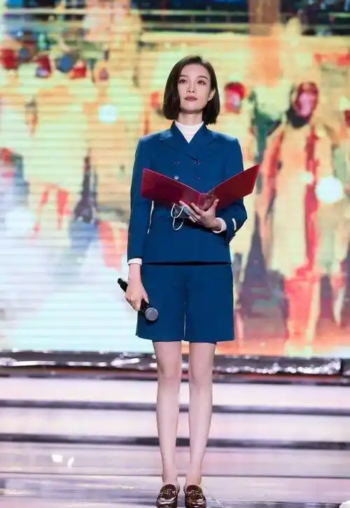 穿西装不系纽扣露出bra,性感马甲线太绝了_气质_造型_时尚