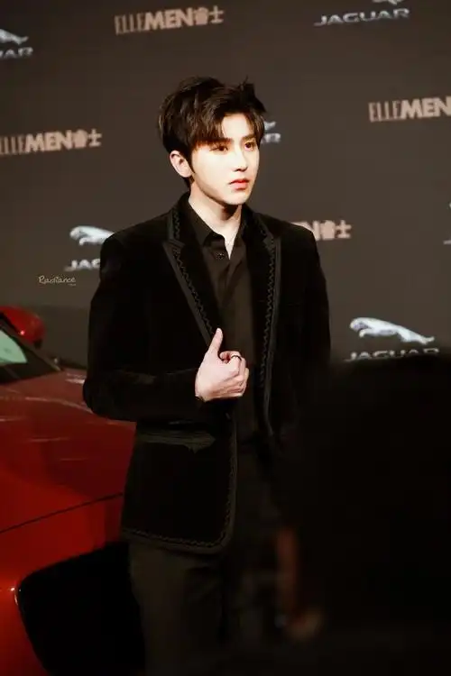 蔡徐坤穿黑色丝绒西服亮相2018ellemen电影英雄盛典红毯