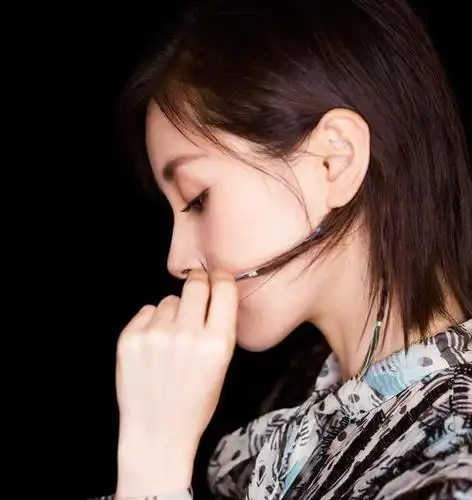 王子文时尚写真简直不要太酷,换了新眉型,霸气程度不输刘涛!