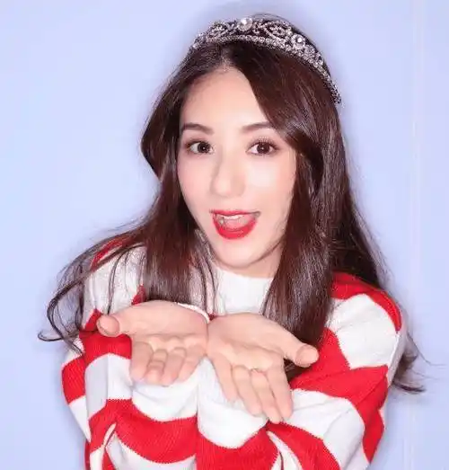 郭富城老婆晒日常,33岁方媛戴墨镜,坐豪车出行,生娃后发际线太高了