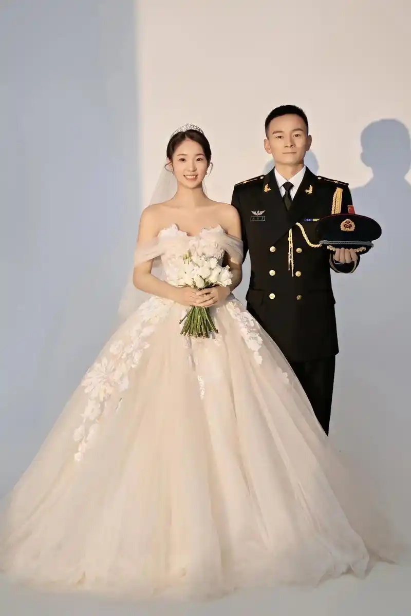 白纱#左手牵你右手敬礼 #拥军姑娘  #将私有浪漫公之于众 #军装婚纱照