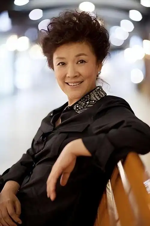 回顾著名演员宋春丽我这辈子正确的决定就是在61岁做了妈妈