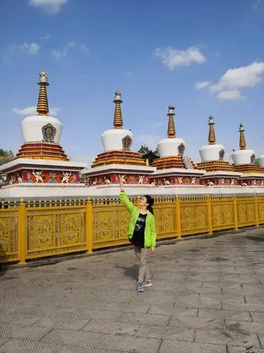 一站～塔尔寺,得名于大金瓦寺内为纪念黄教创始人宗阁巴而建的大银塔