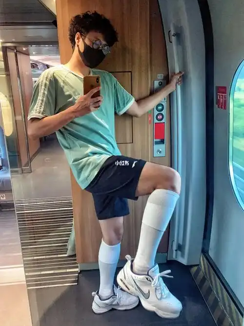 高筒袜  #高筒袜穿搭  #高筒白袜子  #男生袜子搭配  #好看的白袜子