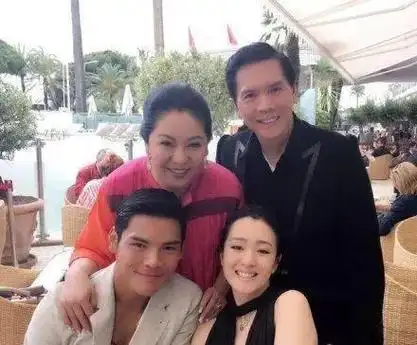 向太陈岚特别会管老公,自打她跟向华强结婚以后,就始终紧紧把家里的