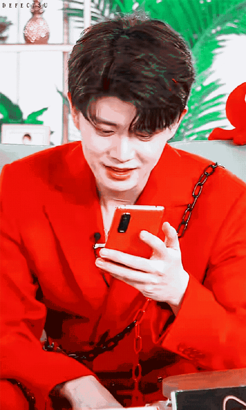 任嘉伦和红色的配适度好高啊不愧是我嘉应援色对焕焕的期待又上了一个