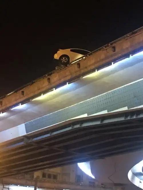【突发】郑州大石桥,一辆私家车悬在桥上,险些掉下桥!太吓人!