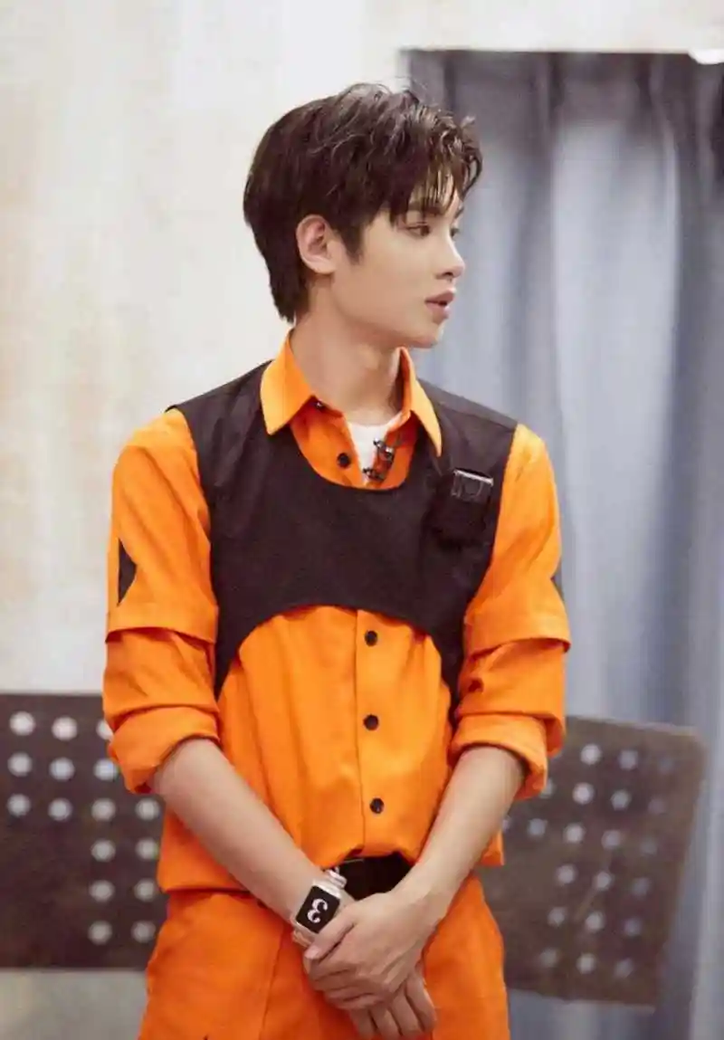 黄明昊密室大逃脱造型大片[戳脸] 橙色制度好亮眼哦!