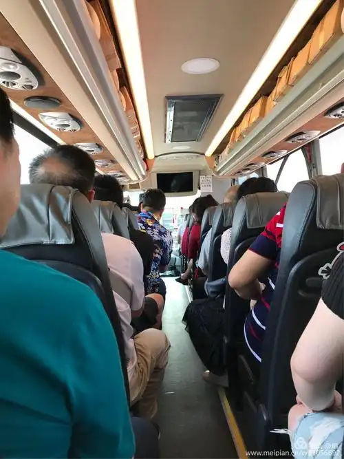 坐在香港的大巴车里,干净,舒适,凉爽.