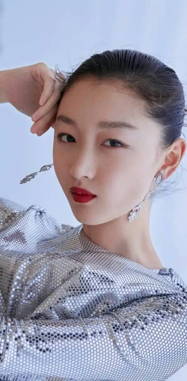 周冬雨高清壁纸来了,一袭银色镂空连衣裙完美体现她的小蛮腰[嘘]