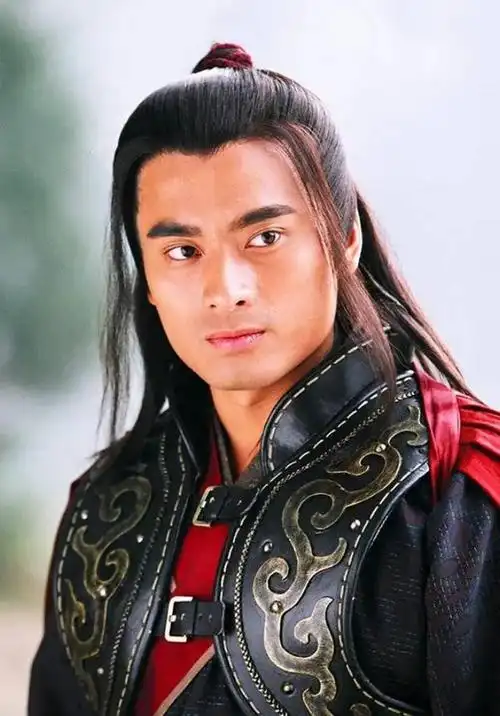 陈龙:曾是胶水厂工人,闪婚小10岁章龄之,走红后对妻子