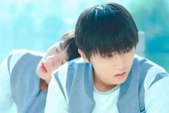 王俊凯与王源偶像绯闻引发粉丝撕咬追星之路何去何从