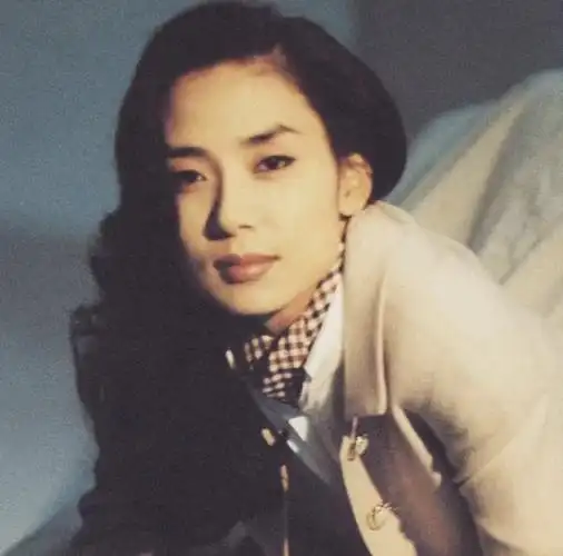 回顾邝美云当红时嫁吕良伟被感情所伤后从商风光的背后有泪水