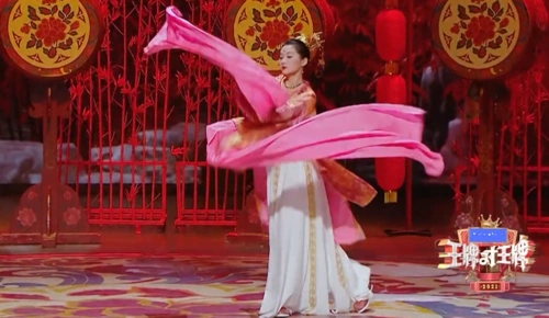 关晓彤王牌对王牌跳舞,化女王妆跳水袖舞,台下杨迪眼睛都看直了_腾讯