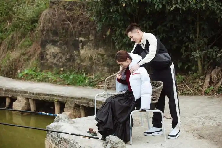 《女儿3》金晨卡斯柏钓鱼笑容灿烂 卡斯柏为金晨披衣服贴心