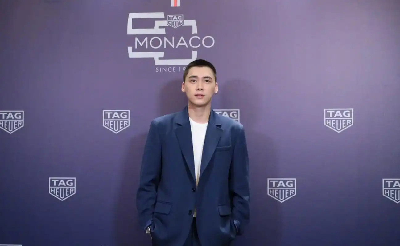 李易峰今天寸头出席泰格豪雅代言活动,寸头造型也是很考验颜值了,你