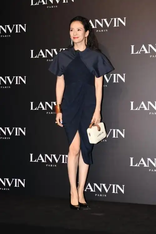 像章子怡在穿黑色裙子的时候,前开叉的形式,既能凸显出美腿线条,还