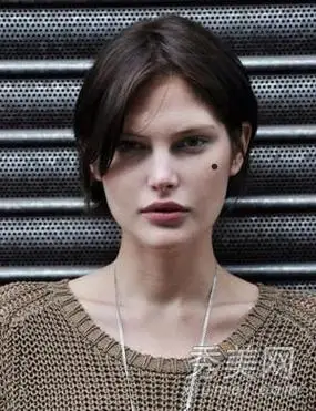 印堂有痣的女人,女人脸上这四个部位有痣,天生都是美人胚,千万不要点