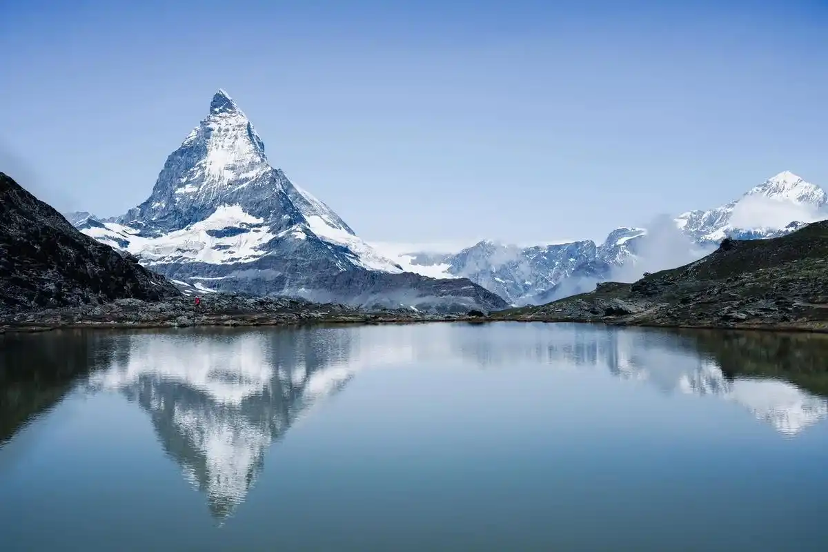 见到了雄伟的马特洪峰,湖中倒影也拍到了,登上少女峰 - 抖音