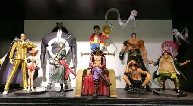 七十岁老人看着一墙模玩手办,回忆自己的童年,玩具不只是二次元