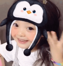 小女孩可爱眨眼睛欢乐gif动图_动态图_表情包下载_soogif