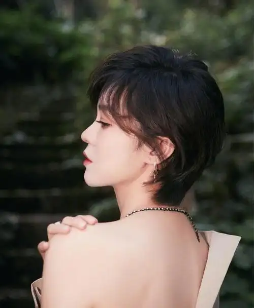 郁可唯亮相中秋之夜,穿单侧露肩裙配短发,37岁美得优雅又自信