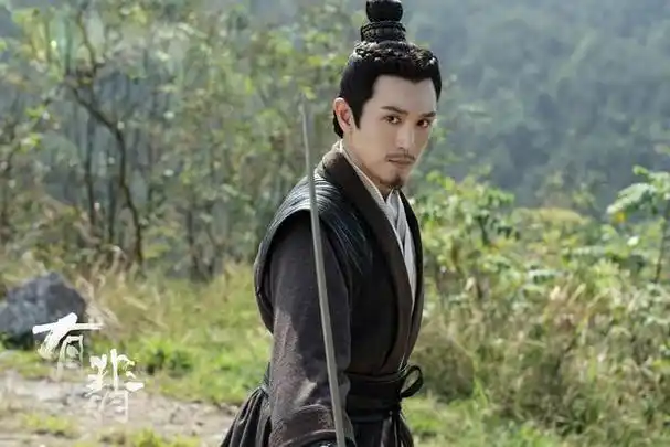 他演海岩剧出身,还在读大二就以男一号身份主演了《五星大饭店》.