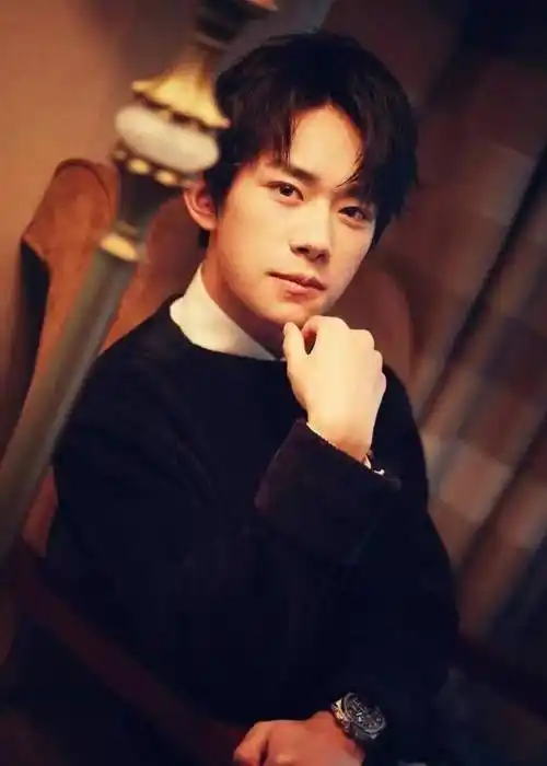 易烊千玺在四周年舞蹈中加入个人想法,粉丝:是指牵女生的手?