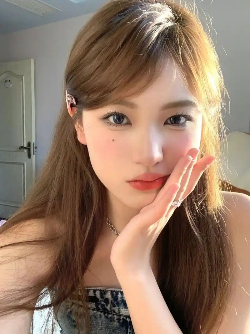 千禧一下 今天是y2k甜辣风 尝试了下最近很火的斜刘海造型 感觉还不擦