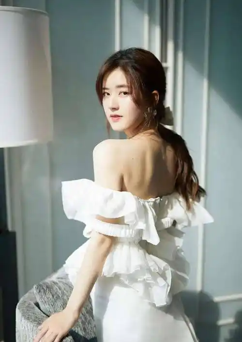 网剧一姐赵露思,身穿纯白色荷叶短裙露香肩,尽显温柔小时尚_演艺圈_灰