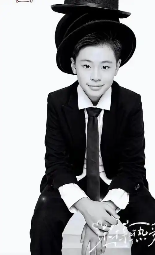 蔡国庆儿子12岁生日!生日照比老爸帅太多,俊朗帅气秒变阳光少年