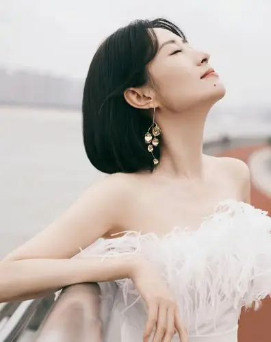 刘敏涛穿一袭白衣清雅干净 肤白貌美宛如白月光