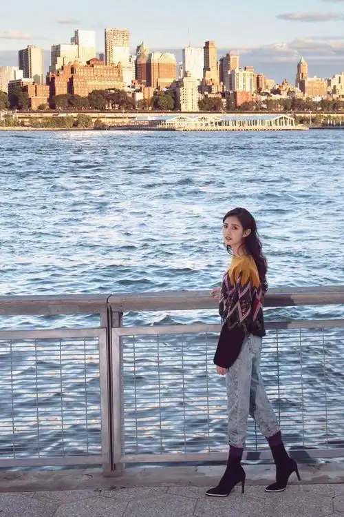 陈钰琪越来越时髦穿衬衫连衣裙配长筒靴街拍凹造型显瘦又显高