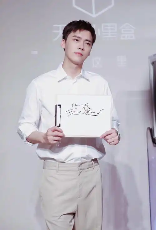 李易峰拍时尚大片,穿黑西装干练帅气,三七分比例太绝了