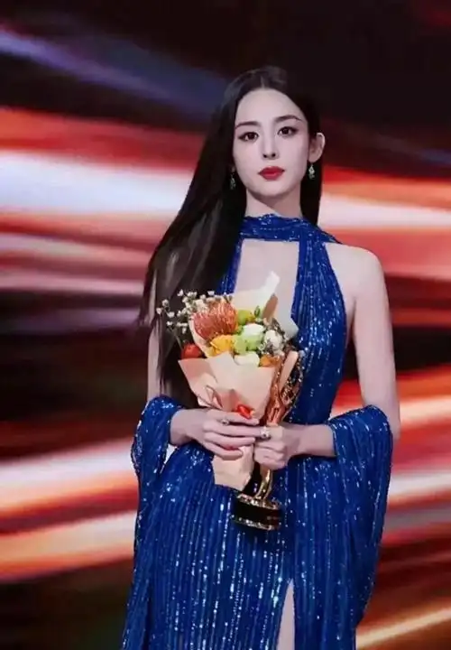 古力娜扎微博之夜:深蓝大v领高叉礼服,魅力与实力并存引发热议|红毯|v