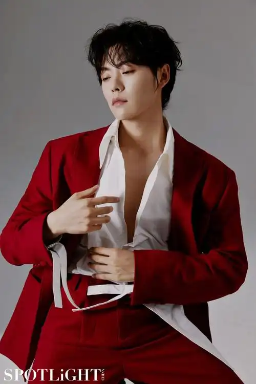 肖宇梁2021杂志图,极富表现力,每张都好绝