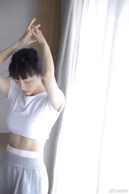 张嘉倪慵懒居家风写真