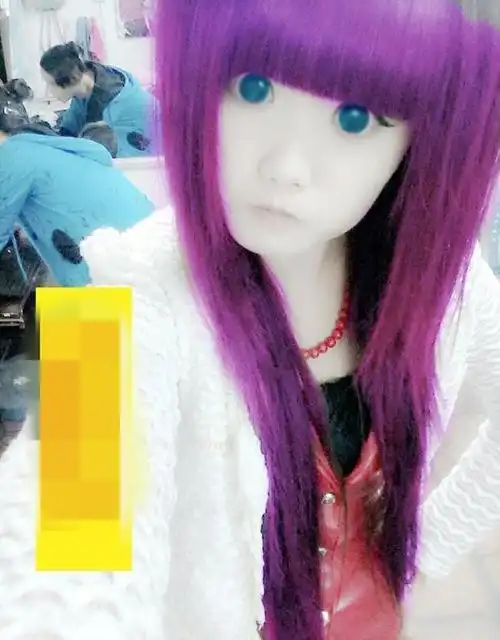 杀马特女孩总爱对着镜子自拍,你愿意娶她回家吗_网易订阅