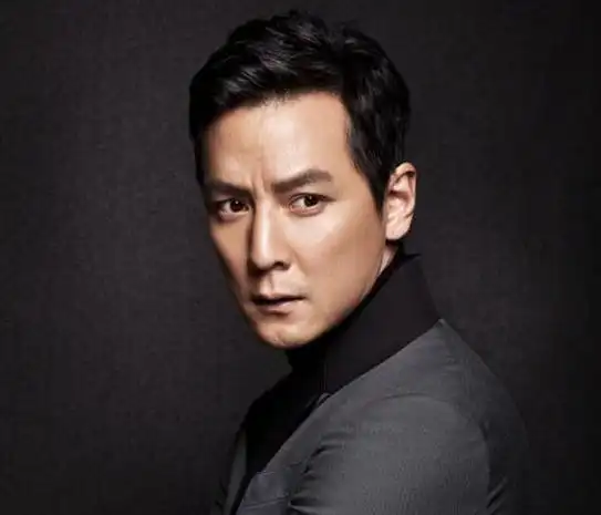 吴彦祖晒照为爱妻lisa庆生,世间美好环环相扣,吴彦祖同款发型