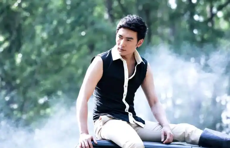 50岁焦恩俊晒照,收腰棉衣配短靴少年气十足,评论区暴露小秘密?