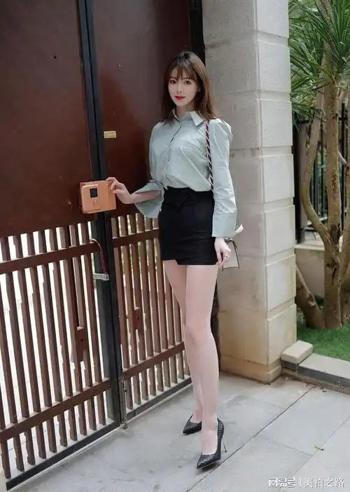 浅绿色衬衣黑色超短裙搭配超细高跟鞋的美女腿真长人漂亮